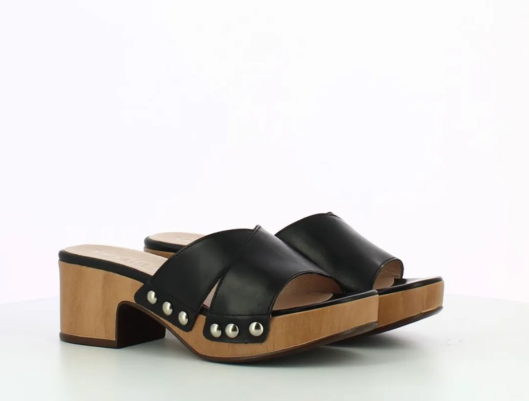 D8831 Black Clog Sandal